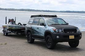 ランクル200カスタムデモカー バスプロ 橋本卓哉選手サポートカー お揃いラッピングのランドクルーザーでバスボートを牽引する姿は圧巻 toyota landcruiser200 pro angler takuya hashimoto daiwa and bass ランクル200 バスボート ランドクルーザー