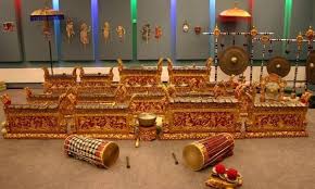 Artikel ini secara khusus memuat daftar alat musik khas bali yang sebagian besar adalah ensembel gamelan bali. 5 Alat Musik Tradisional Bali Sering Jalan