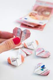 Geldscheine falten herz dieses herz ist leicht und schnell zu falten und eignet sich, angebracht auf einer. Drei Wunderschone Diy Geldgeschenke Zur Hochzeit