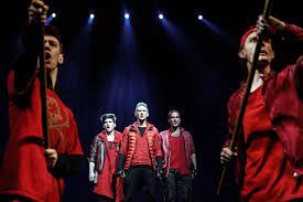 A dalok szerzői dönthettek volna úgy is, hogy egy klasszikus musicalszínházat keresnek meg az ötlettel, de úgy gondolják, hogy egy ilyen. A Pal Utcai Fiuk Musical A Vigszinhaz Uj Bemutatoja Jegyarak Es Jegyvasarlas Itt Budapest Jegytrafik Hu