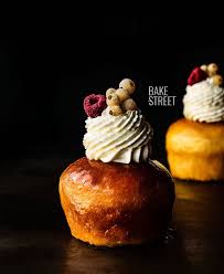 Baba Au Rhum With Chantilly Bake Street Com Receta Recetas De Comida Dulces Tradicionales Gastronomia