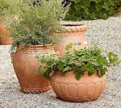 Amphore Bepflanzen Mediterraner Charme Mit Terrakotta Topfen Fur Den Garten In 2020 Kreative Garten Ideen Mediterraner Garten Toskanische Einrichtung