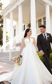 Clean Modern Ballgown Wedding Dress With Pointed Bust Martina Liana Wedding Dresses Martina Liana Wedding Dress Wedding Dresses Ball Gown Wedding Dress