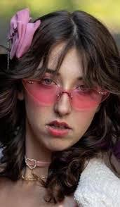 Laurie Keating's Instagram, Twitter & Facebook