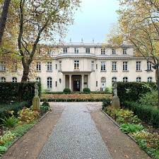 Um möglichst keine zerstörungen an der denkmalgeschützten gartenanlage zu erzielen wurde für die notwendige erweiterung der. Haus Der Wannsee Konferenz House Of The Wannsee Conference Heckeshorn Am Grossen Wannsee 56 58