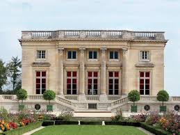 Le Petit Trianon 1768 Quartiere Della Moglie Di Luigi Xvi L Architettura Estremamente Elegante Di Questo Palazzo D In 2020 Versailles Marie Antoinette Architecture