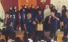 The tagline became popular among najib's supporters who used it as a show of support for the former prime minister after he was charged in the 1mdb scandal. School Students Rap To Najib S Bossku Tagline Free Malaysia Today Fmt
