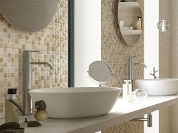 Auffälliges badezimmer design mit goldenfarbigen mosaikfliesen. Tivoli Mosaik Avorio Beige 20x50 Iperceramica