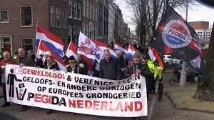Bij deze roepen wij u allen op om op zaterdag 11 februari om 13.00 uur aanwezig te zijn op de dam in amsterdam bij een demonstratie tegen de belediging van onze profeet en met de demonstratie willen wij een vredige boodschap overbrengen. Arrestaties Bij Pegida Demonstratie En Tegenbetoging In Amsterdam Nos