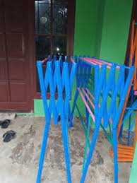 Kerajinan dari bambu ini bisa berupa tiang jemuran, bahkan juga sebagai galah dan hiasan. Jual Jemuran Pakaian Bambu Warna Di Lapak Bibit Pepaya Bukalapak