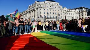 Für diese muss ein anderer antrag eingereicht werden. Ungarns Parlament Billigt Homophobes Gesetz Zdfheute