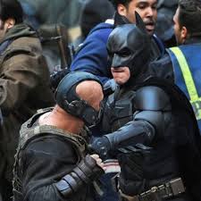Após dois anos desde o surgimento do batman (christian bale), os criminosos de gotham city têm muito o que temer. Rolling Stone Imagens Mostram O Set De Batman O Cavaleiro Das Trevas Ressurge