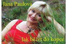 Tato křehká blondýnka se nebojí putovat sama po indii, lézt po horách, skákat padákem. Hithit Jana Paulova Jak Bezet Do Kopce