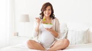 Ada beberapa jenis makanan yang disarankan untuk ibu hamil pada saat mengandung di trimester pertama. Panduan Pola Makan Ibu Hamil Trimester 1 Hingga 3