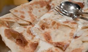 Laz, michi, giulia and roman explain their lunch based on the typical food of camogli: Recco La Focaccia Col Formaggio E Unica E Inimitabile