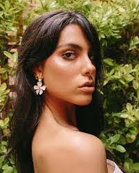 Debora Roche's Instagram, Twitter & Facebook