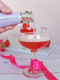 A mimosa is the refreshingly simple combination of citrus (orange juice) and champagne 🍾 enjoyed by many on a sunday morning. Strawberry Champagne Elle Talk