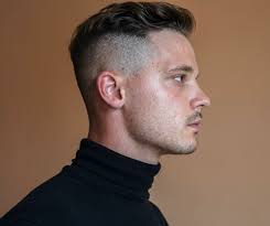 Rambut panjang ini sengaja dibentuk dari kepala tengah yang dicukur memanjang. 44 Variasi Gaya Rambut Undercut 2021 Ini Siap Upgrade Penampilanmu