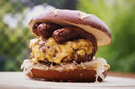 Der Nurnburger Laugen Bun Obazda Rostbratwurst Und Sauerkraut Rezept Rostbratwurst Lebensmittel Essen Sauerkraut