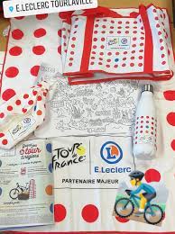 500 000 codes activités sportives de 5 à 30 euros (≈15 €), 14 000 sacs isothermes e.leclerc tour de france (8 €), 700 000 sacs en coton bio e.leclerc tour de france (8 €), 400 000 gourdes (8 €), 3 500 000 jeux de 54 cartes e.leclerc tour de france (1 €) Grand Jeu Le Tour De Nos Regions E Leclerc Tourlaville Facebook