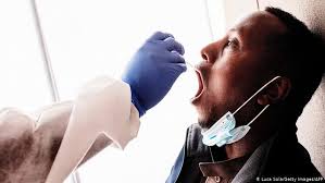 Durement frappé par la seconde vague de la pandémie, le pays a toutefois enregistré lundi une diminution de 23% du nombre de cas, a annoncé lundi le ministre de la santé zweli mkhize. Covid 19 L Afrique Du Sud Face A Une Nouvelle Vague Afrique Dw 21 12 2020