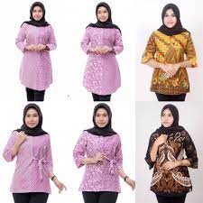 Model baju batik wanita memang tidak ada habisnya selalu muncul dengan desain kombinasi yang lebih berpariasi sehingga sampai sekarang pengguna batik memang terus bertambah peminatnya. Atasan Batik Baju Batik Wanita Terbaru 2020 Atasan Lengan Panjang Tunik Batik Wanita Shopee Indonesia