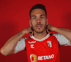 Braga's emblem is the city of braga's shield with mother mary and baby jesus with the blue from the city's shield changed to red. Season 20 21 Sc Braga Store