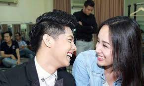 Hoàng thùy đánh đố với ảnh bịt kín mặt, đeo kính râm nhưng khán giả vẫn nhận ra 3 người đẹp lần lượt từ trái sang gồm: Noo PhÆ°á»›c Thá»‹nh Xac Nháº­n Tá»«ng Yeu Va Háº¹n Ho Hoa Háº­u Mai PhÆ°Æ¡ng Thuy