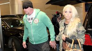 Undertaker says he's 'so proud' of where reigns is now and thinks he's 'hitting on all cylinders'. Grusel Wrestler Undertaker Ehefrau Furchtete Sich Vor Ihm Promiflash De