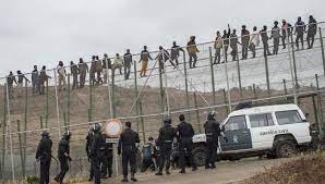 Hay una necesidad evidente en españa y en el resto de la unión europea de dar a conocer los problemas de ceuta y melilla, la frontera económica más dramática del mundo, ha defendido carlos echeverría, director del observatorio de ceuta y melilla y profesor de relaciones internacionales de la uned, sobre la situación que afrontan las ciudades autónomas en estos momentos. Interior Retirara Las Concertinas De Los Tramos De La Valla De Ceuta Y Melilla Donde Se Producen Mas Saltos