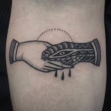 Don T Bite The Hand That Feeds You Tattoo By Susanne Konig Suflanda Tatowiertinte Susanne Konig Hand Tattoos