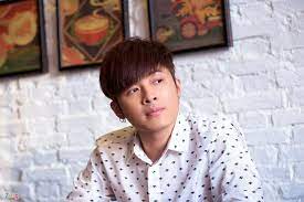 Với gương mặt điển trai, cùng giọng hát ấm áp truyền cảm anh đã lôi quấn nhiều khán giả đặc biệt là các bạn nữ. Tiá»ƒu Sá»­ Gin Tuáº¥n Kiá»‡t Sinh NÄƒm Sinh Chiá»u Cao Va Sá»± Nghiá»‡p Má»›i Nháº¥t