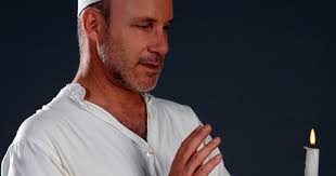 Ami Dayan Performs “Conviction” At New Jewish Theatre