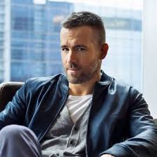 Di foto ini misalnya, kiki terlihat sangat edgy mengenakan stucture korset rose gold dipadukan dengan setelan semi formal putih. 3 Gaya Rambut Pria Yang Eksis Sepanjang Masa