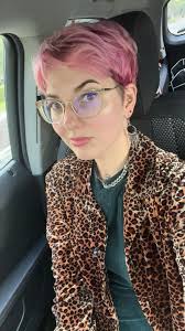 Hi 👋🏿 everyone. I'm new here I just wanted to introduce myself. I'm  Tavia. I'm 33. A hairstylist and I'm from Central Florida 🌴