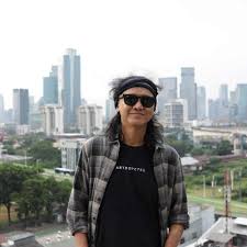 Namanya melejit setelah menelurkan sejumlah hits dengan band steven and coconut treez. 6vxvwmzt Zmdxm