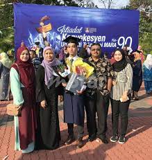 Tarikh akhir terima permohonan adalah pada 13. Eh Mana Skrol Graduan Terlajak Hairan Jalan Berlenggang Alasan Nervous Ketika Dipeluk Ibu Viral Mstar