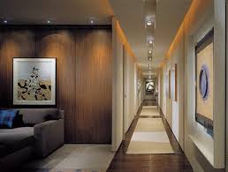 Ideen Fur Den Flur Langen Flur Mit Vielen Deckenleuchte Gestalten Dunkler Flur Flur Gestalten Einbauleuchten