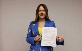 Clara luz flores inició el martes con un video atacando a su opositor adrián de la garza. Seria Un Honor Gobernar Nuevo Leon Clara Luz Flores