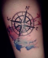 Parfait pour la nuque, le poignet, le bras, la jambe ainsi que pour femme ou homme. 1001 Idees Tatouage Rose Des Vents Cap Sur Un Classique Du Genre