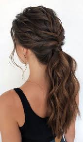 Si vous avez choisi une robe volumineuse, autrement appelée robe une coiffure parfaite sur cheveux ondulés ! Cheveux Ondules 150 Coupes Au Top Coiffure Coiffures Queues De Cheval Coiffure Parfaite