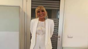 Jun 29, 2021 · — uomini e donne (@uominiedonne) june 11, 2021 per ultimi, ma non per importanza, troviamo la coppia, ormai scoppiata, del trono over di uomini e donne. Gemma Galgani Avete Visto La Sua Casa Quanto Lusso E Bellezza Foto Political24
