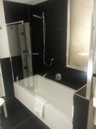 Il dilemma è acquistare un sistema combinato o equipaggiare la vasca esistente con una cabina doccia? La Vasca Con Doccia Nella Stanza Da Bagno Picture Of Hotel Sagittario Padua Tripadvisor