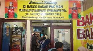Setelah bakso presiden yang letaknya berada di pinggir rel kereta api, kini juga ada bakso bakar yang terletak di jalan pahlawan trip atau tidak jauh dari gereja besar jalan ijen. Rasa Khas Dari Bakso Bakar Pak Man Malang Channel