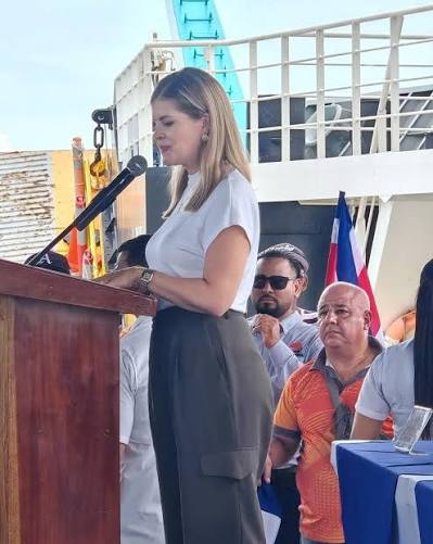 Política | Pescadores de Puntarenas acompañan a Laura Fernández en recorrido por el Golfo de Nicoya Banderas, lanchas y mar turquesa marcaron la visita de la candidata presidencial Laura Fernández al Golfo