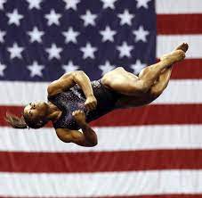 Check out simone biles gliding through the air with a double layout into a double back tuck, a move she hasn't done since she was 13. Turnen Simone Biles Steht Gehockten Doppelsalto Mit Dreifachschraube Welt