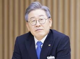 리즈인듯 is a short form of 리즈 시절인듯 리즈 시절 means one's best days, heyday 리즈(leeds) is an english football club leeds united f.c. it came from a comment of a football fan site 앨런 스미스는 리즈(leeds)에 있었을 땐 정말 잘했는데 맨유에선 포텐이 터지지 않아서 리즈 시절부터 좋아했던. ì´ìž¬ëª… ëŒ€ê¶Œ ì„ í˜¸ë„ ì²« 30ëŒ€ìœ¤ì„ì—´ 175 ì´ë‚™ì—° 13 í•œêµ­ê²½ì œtv