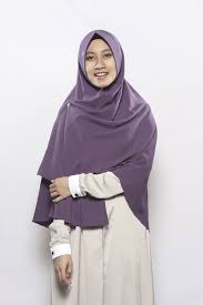 Dalam pandangan umum, warna ungu sering dikaitkan dengan royalti, kemuliaan, kemewahan, kekuatan, dan ambisi. Khimar Asma Ungu Tua Anizah Khimar Khimar Kerudung Syar I Fesya Hijab
