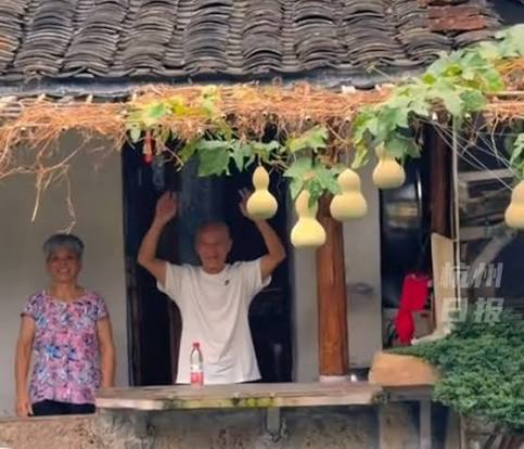 浙江现实版“葫芦娃爷爷”走红游客打卡爷爷开心招手奶奶哽咽落泪新蓝网