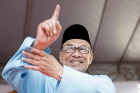 Anwar berjaya menewaskan enam lagi pencabarnya daripada parti pas dan bebas pada pilihan. Malaysia S Anwar In Multi Cornered Race For Parliament Seat Arab News